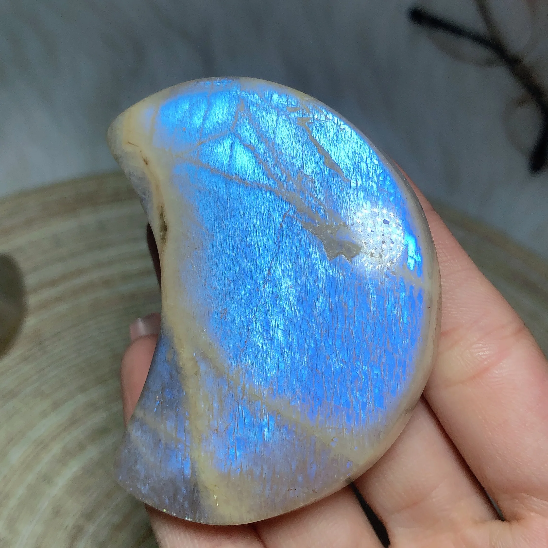 

Natural Crystal Moonstone Moon Carving Blue Falsh Healing High Quality Gemstones Energy Mediation Reiki Home Decoration Gift