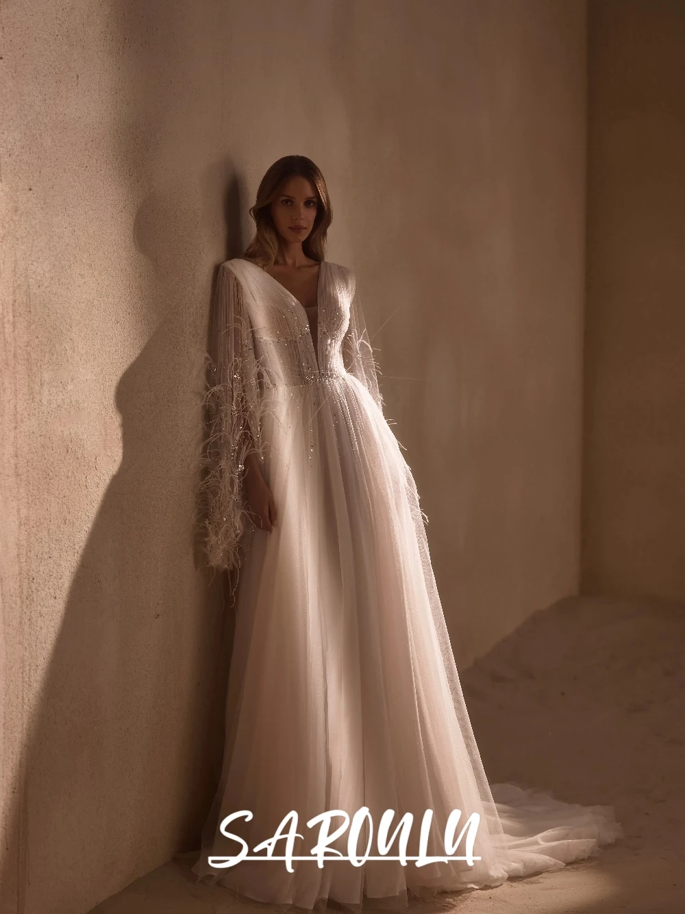 

Sexy Plunge Neckline Glitter Wedding Dress Chic Feathered Long Sleeves Customized Bride Wear Modern Fashionable A Line Gown