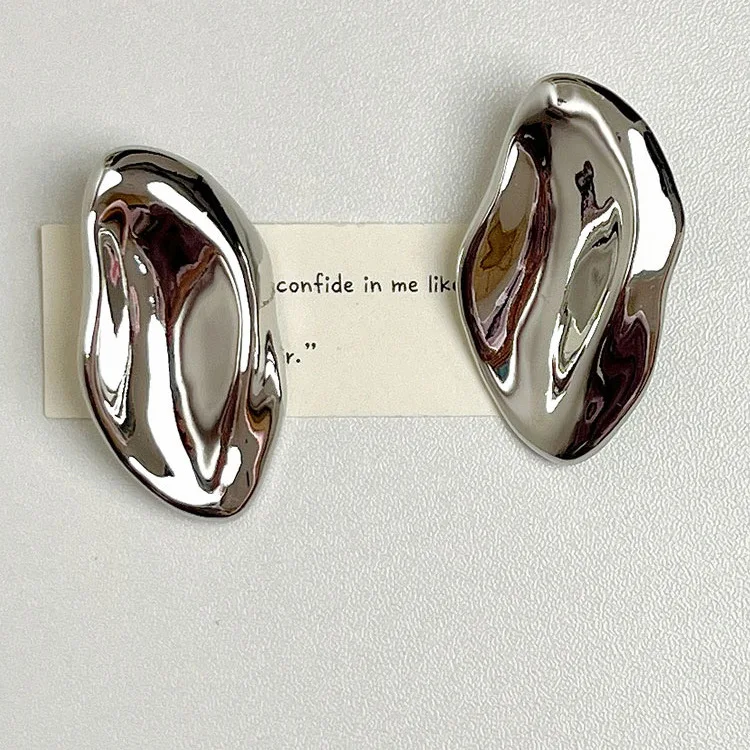 kshmir Exaggerated shaped earrings are fashionable, simple, retro, geometric, and high-end, good-looking earrings.