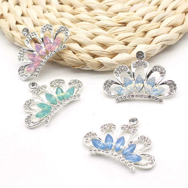 

Two 42 * 30mm resin crystal rhinestone crown flat bottom buttons are used for artificial jewelry. This is a romantic wedding dre