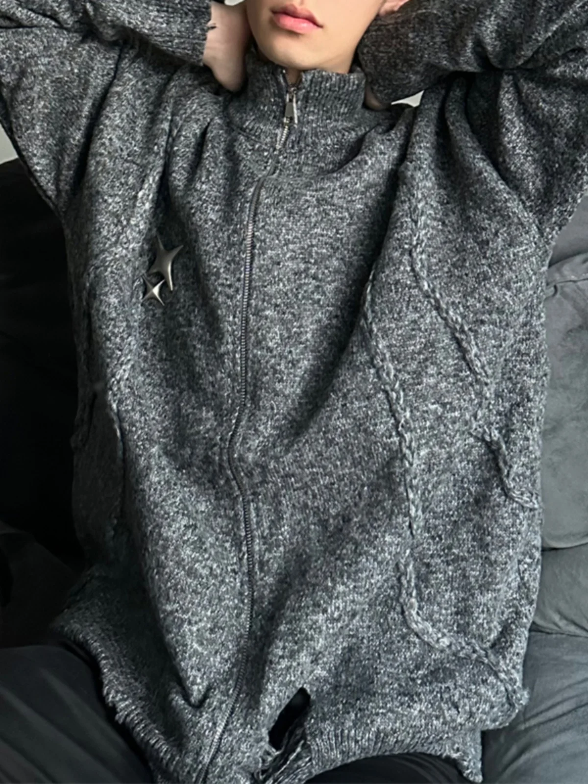 

Мужской вязаный кардиган Deep ey: осенне-зимняя коллекция, американский уличный стиль, воротник-стойка, с эффектными вырезами, верхняя одежда