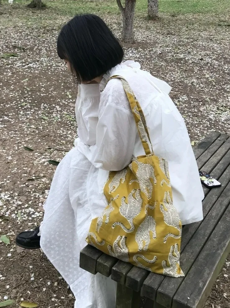 

2025 Korean Ins Retro Dinosaur Print Design Bags Versatile Commuting Shoulder Tote Bag for Women