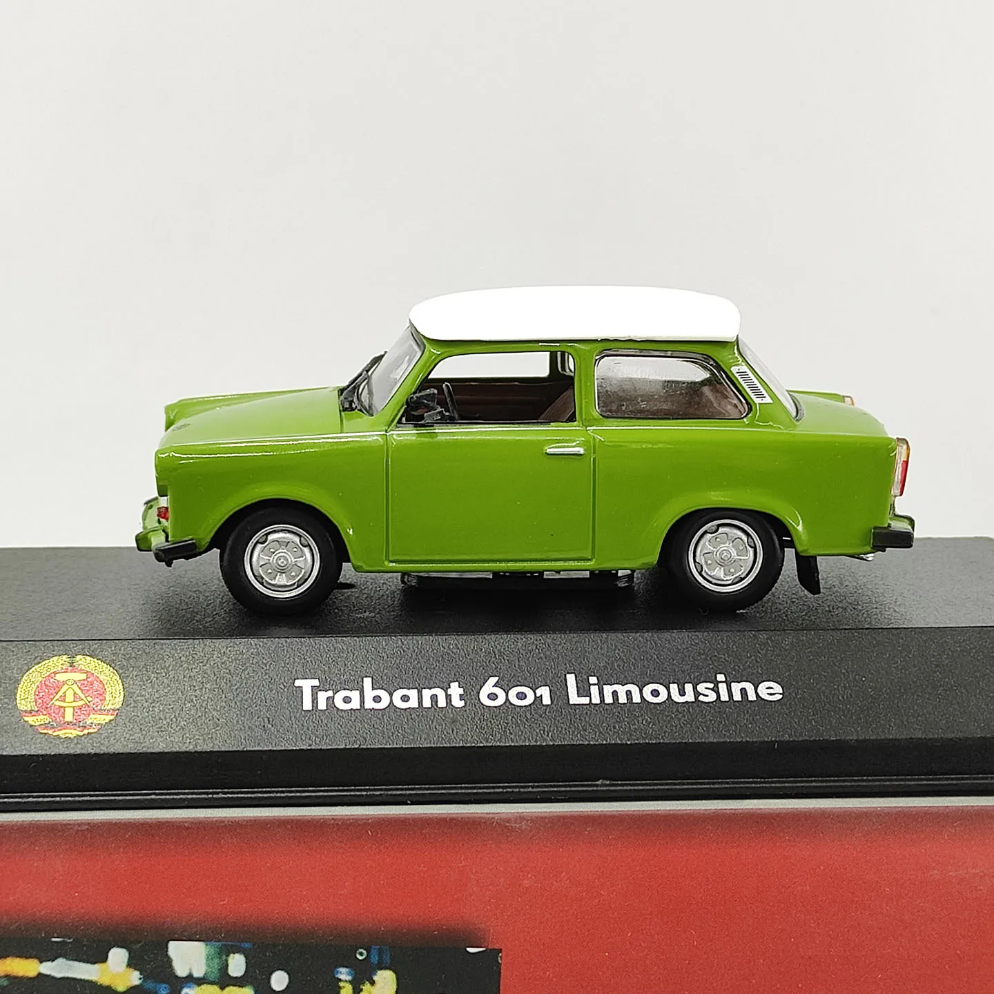 Diecast Atlas 1/43 Scale East German Trabant 601 Luxury Alloy Car Model