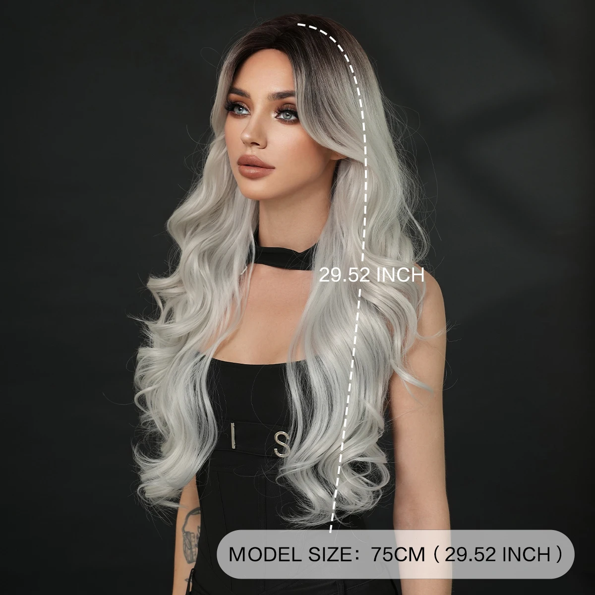 شعر مستعار طويل مموج باللون الفضي مع جذور داكنة، شعر مستعار صناعي عالي الكثافة من الجزء الأوسط مموج باللون الرمادي للنساء للاستخدام اليومي 29.52 بوصة #3