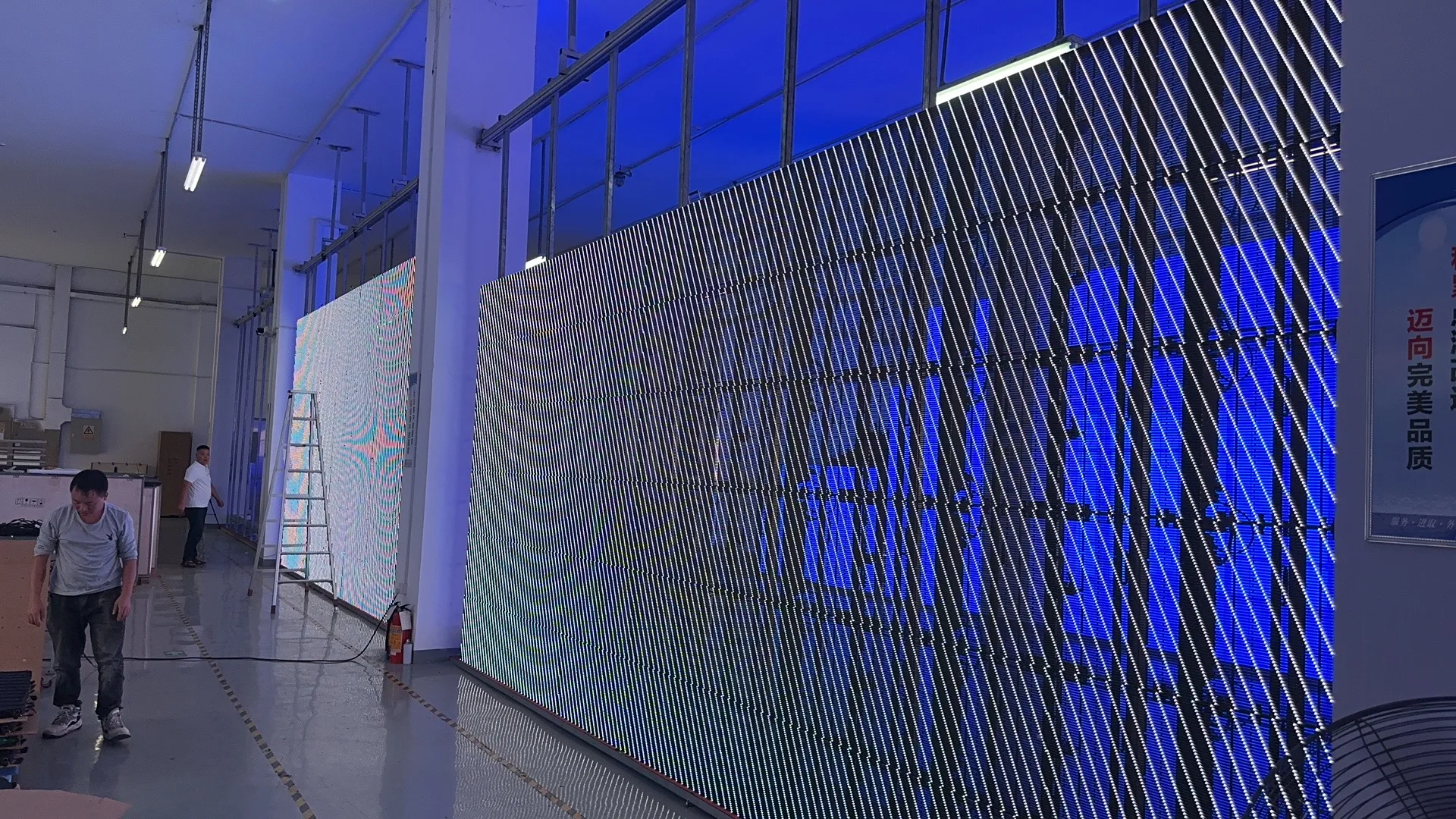 Opvouwbaar reclamescherm, transparant buitenscherm met led-verlichting en touchscreen