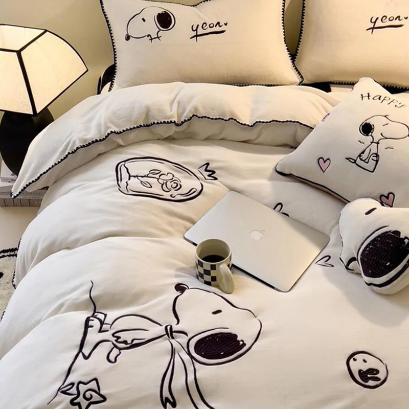 Minso Snoopys-ropa de cama de dibujos animados para niña, conjunto de cuatro piezas de algodón de felpa para dormitorio de estudiantes, terciopelo de leche, Anime para el hogar, regalos de otoño e invierno