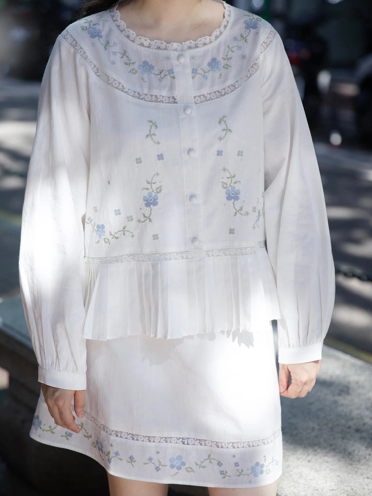 

Ретро-комплект из белой хлопковой ткани с вышивкой: рубашка с длинным рукавом и юбка. Весенний повседневный свободный крой, дышащий, с круглым вырезом и пуговицами.