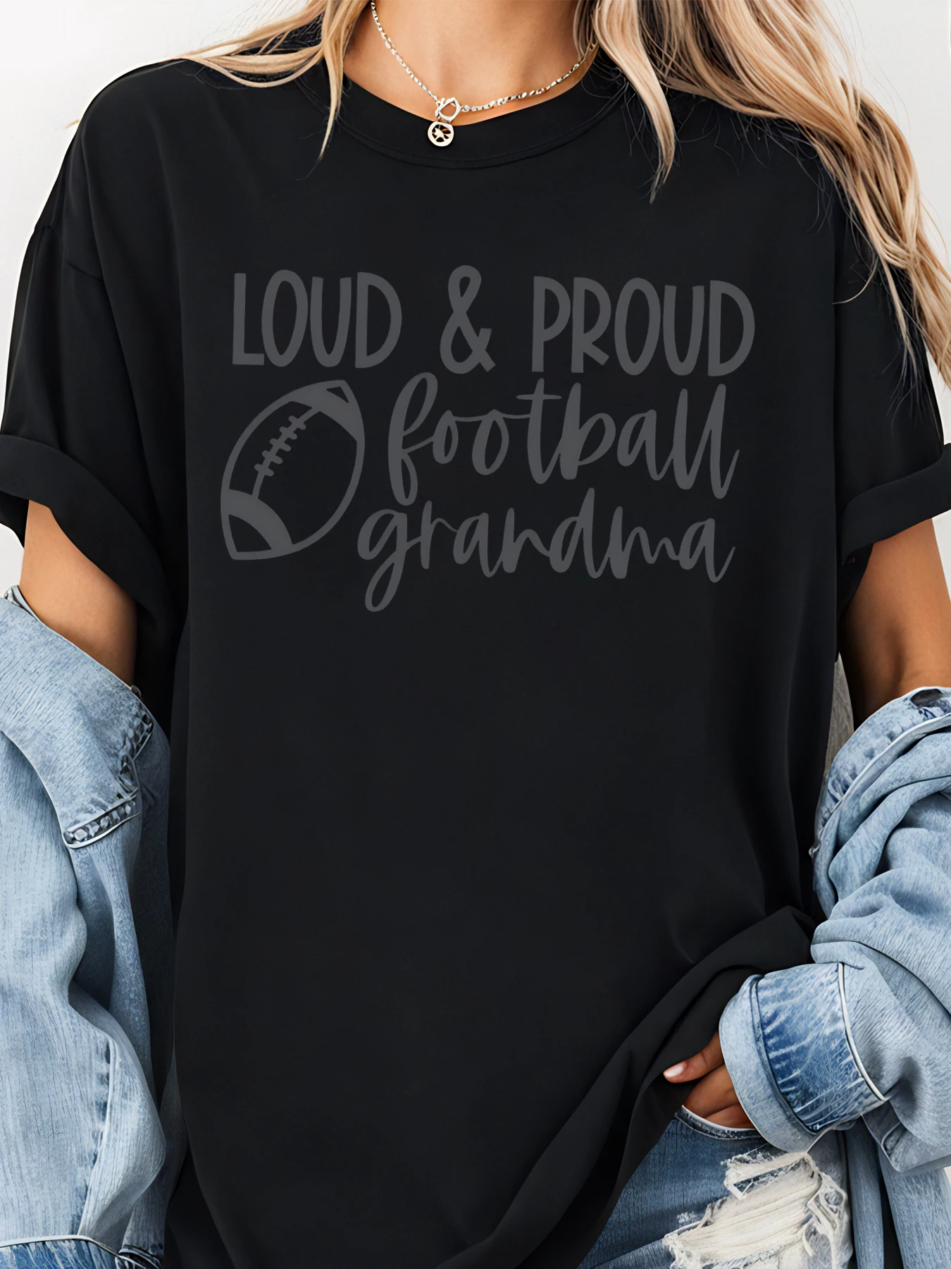 Luid en trots voetbal oma T-shirt met grafische print en voetbaldetail voor vrijetijdskleding voor dames