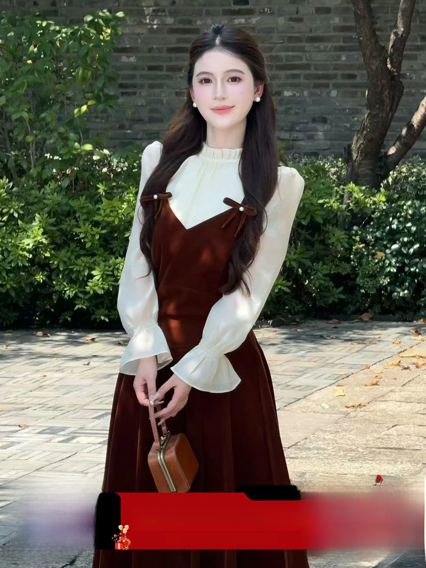 Conjunto Retro Lili para Mujer, Blusa con Estampado Floral Vintage y Overol Color Caqui Claro, Colección de Otoño