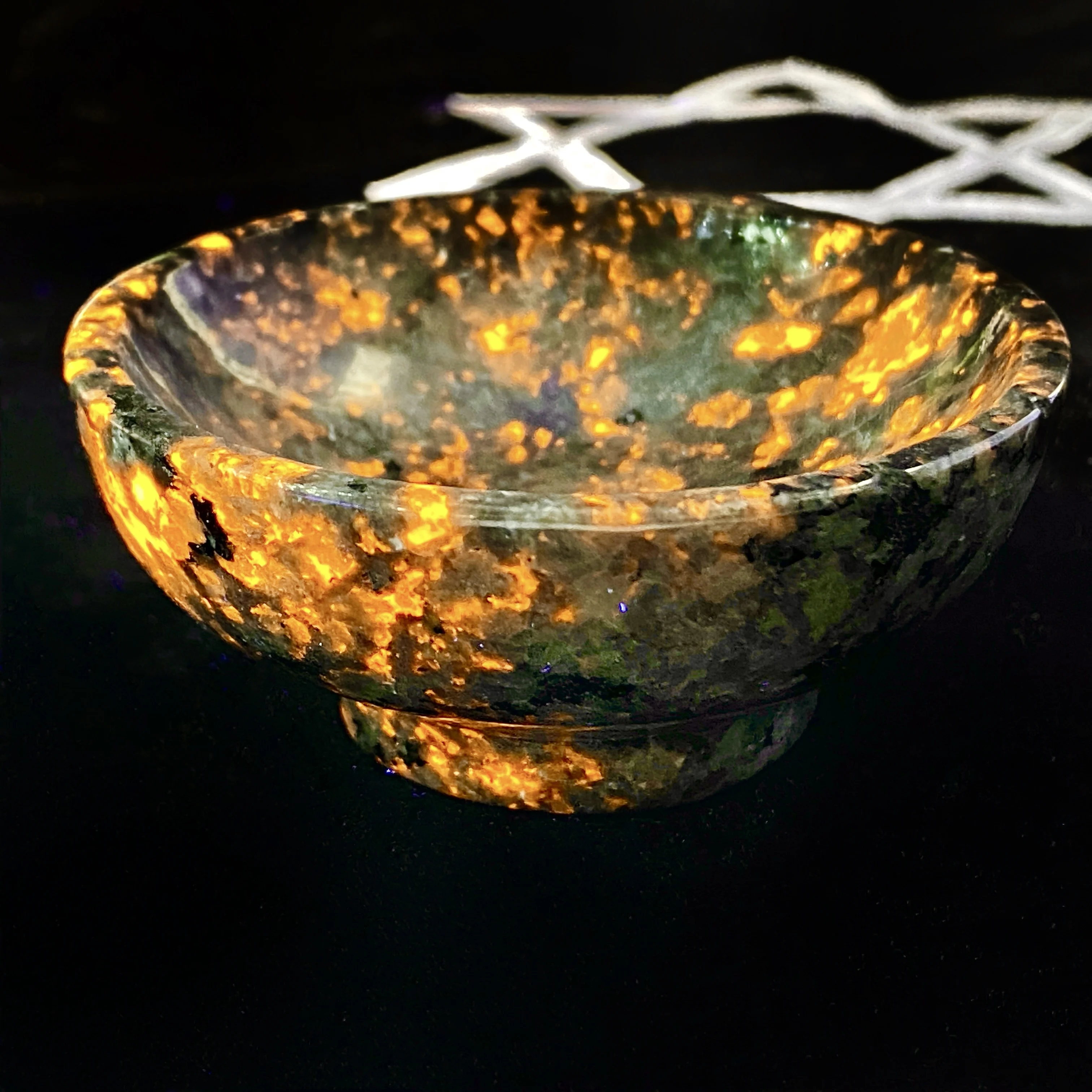 1PC Yooperlite Crystal Bowl -UV Reactive Flame Stone,Ideal for Home Decor&Gifts-Perfect for Christmas,Easter,Valentine's Day - view 3