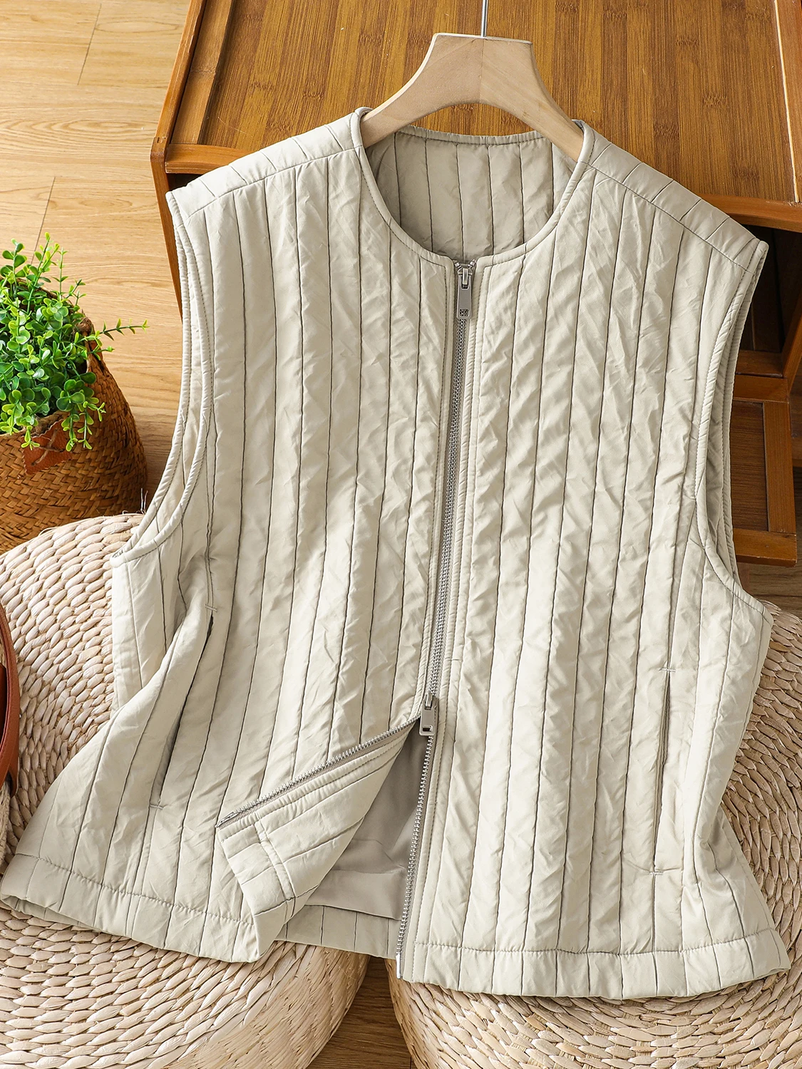 

High-End Winter New Sle Women's Svel Jaet with Cotton Inter Vertical Stripe Emed Teaded Line Design