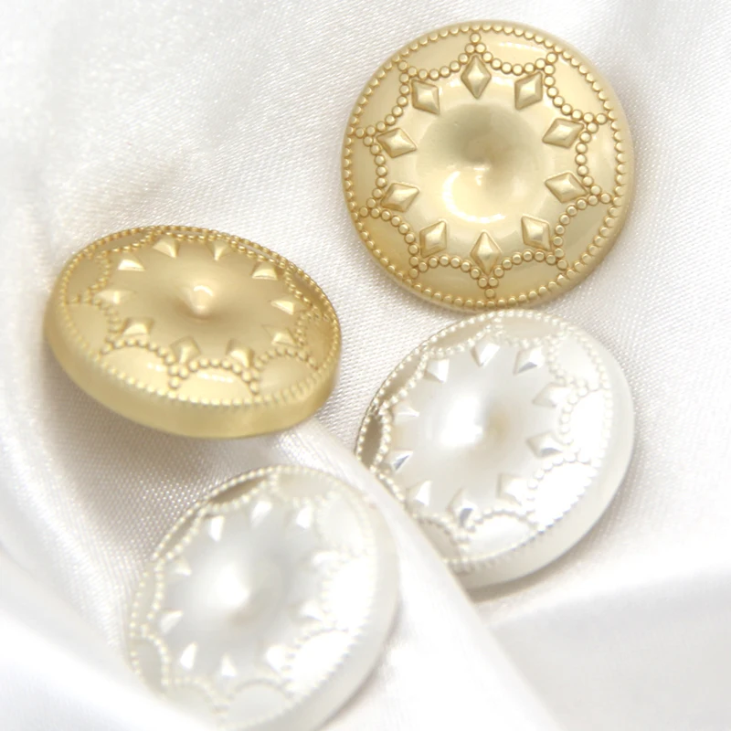 HENGC Antique Round Flower Gold Metal Buttons For Needlework Chic Female Coat Cuff Collar Suit Handmade Decorations DIY Crafts