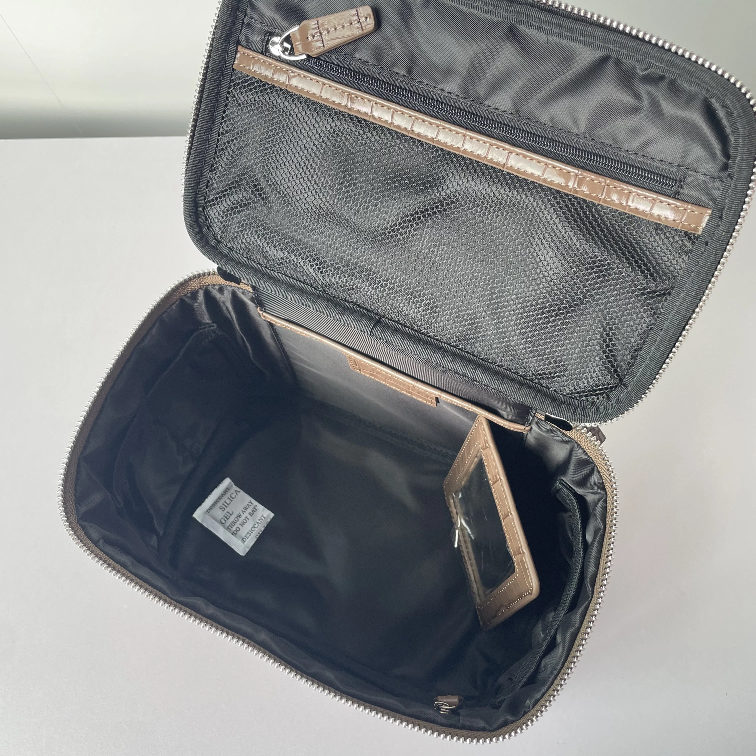 Top layer cowhide makeup bag 2025 new niche design travel portable toiletries bag high-capacity storage soft leather handbag