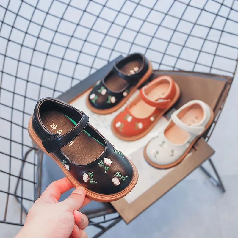 Koreański styl moda miękkie botki dziewczęce skórzane buty haft w kwiaty 2024 nowe wiosenne i jesienne mieszkania dla dzieci księżniczki