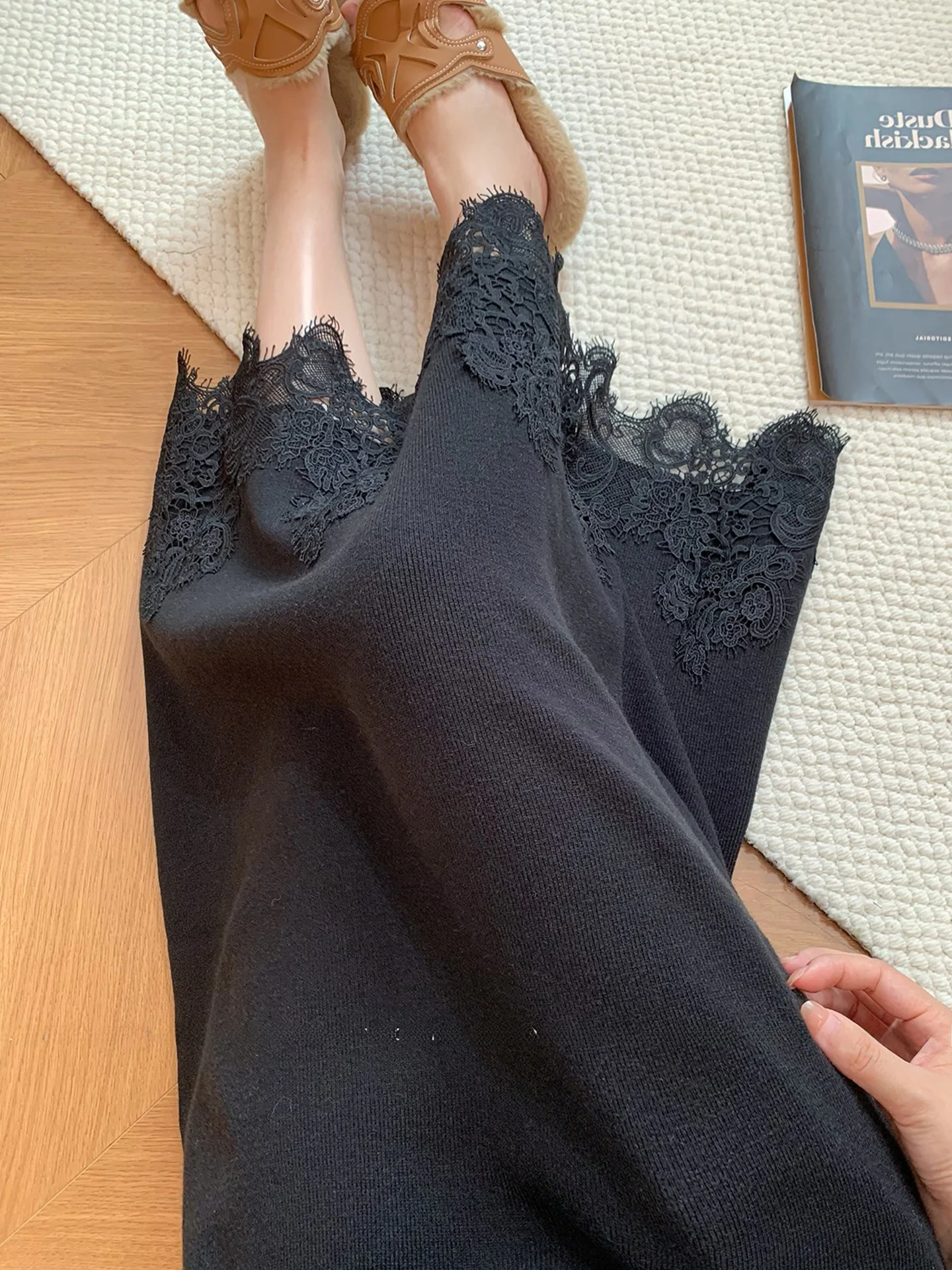 กระโปรงทรงเอ ผ้าถักลายลูกไม้ แต่งผ้าปะติด ทรงเข้ารูป เอวสูง ยาว แฟชั่นผู้หญิง ฤดูใบไม้ร่วง 2025 สไตล์เรียบหรู ดูดี เหมาะสำหรับใส่ทำงาน