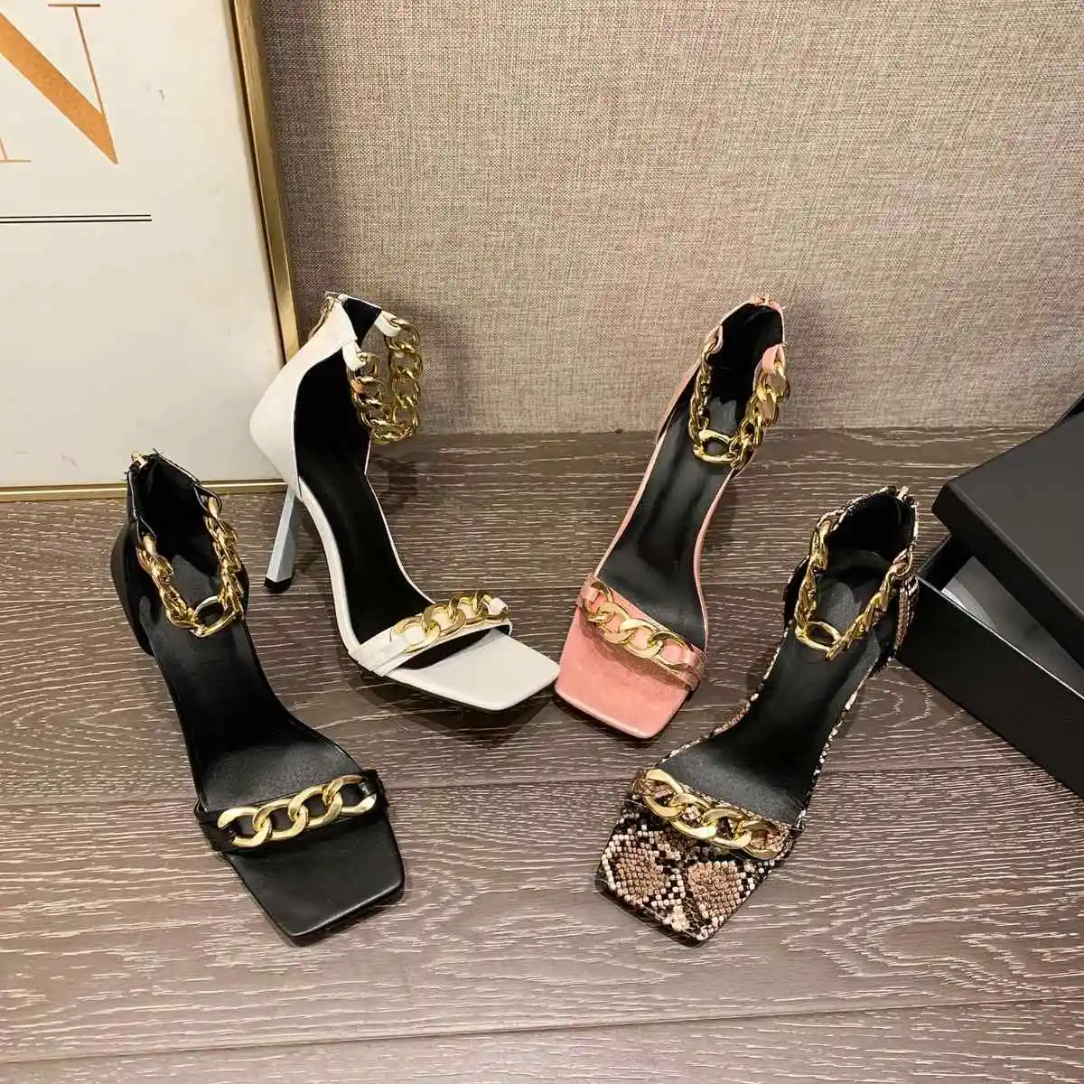 

European Sle Summer Faion walk Square Head Flat Heel Women's Sandals T-Strap Low Cut Spor Flat Bot Rubber Sole