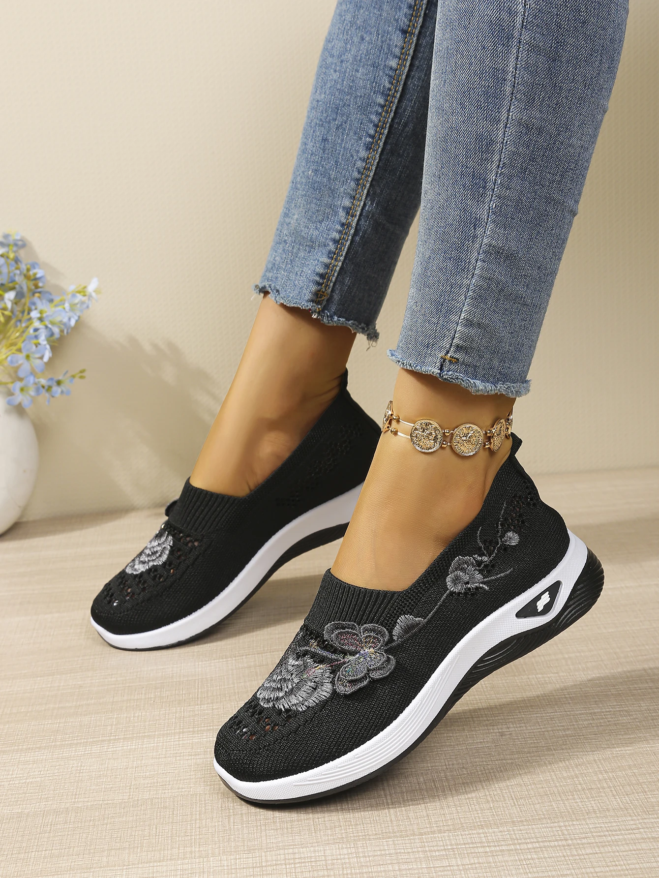 Weiche Damen-Sandalen mit geschlossener Zehenpartie, Blumenstickerei, hohles Netzgewebe, zum Hineinschlüpfen, Keilabsatz, ultraleicht, für den täglichen Spaziergang, Damenschuhe – Detail 1