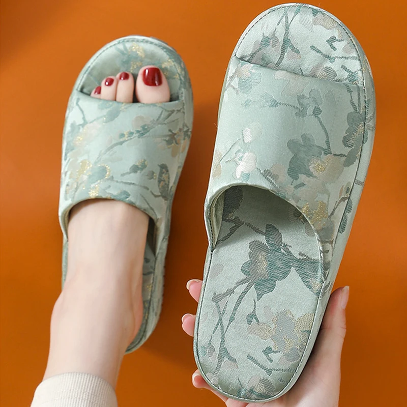 

Women Slippers Chinese Style Indoor Platform Slippers Women Silk Shoes Flower Print Thick Sole Girls Daily Home Floor Slides