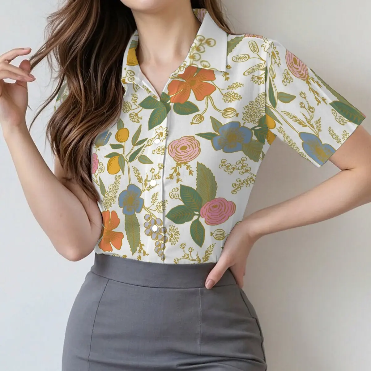 

Рубашка с короткими рукавами в ретро-пасторальном стиле, белый фон с цветочным принтом по всей поверхности, отложной воротник.