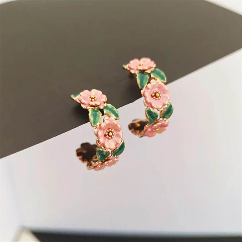 Sweet pink flower study earrings for women green enamel c-shaped lovely summer beach vacuum bottle d'oreille femmes 2024 new