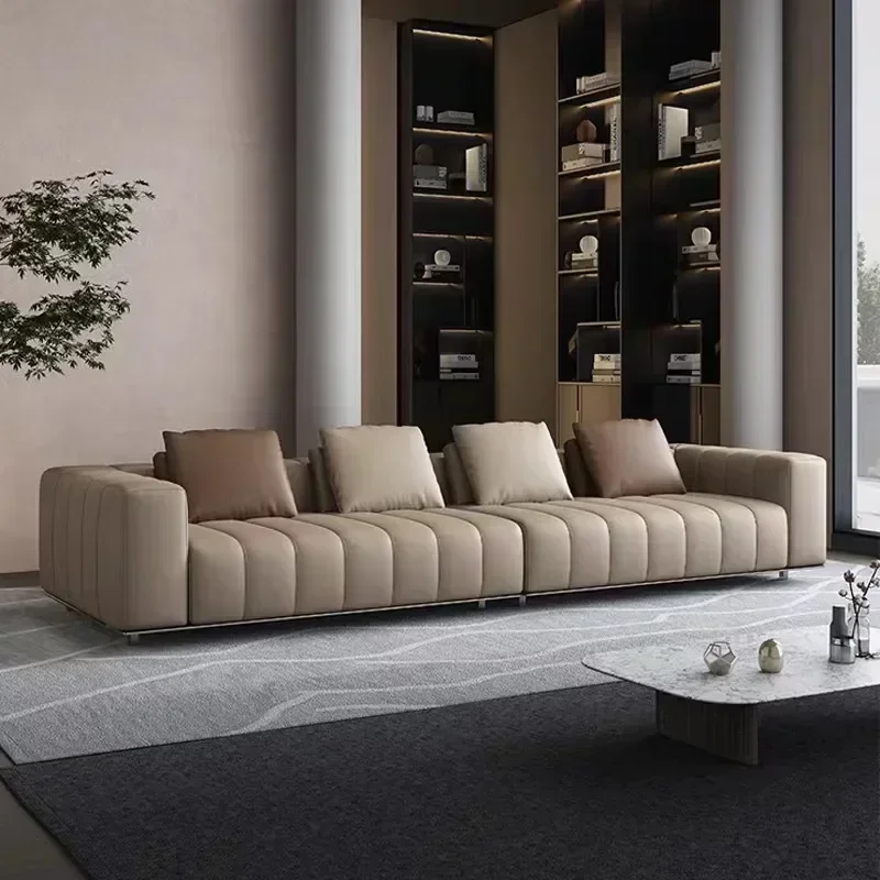 Heiß begehrtes italienisches minimalistisches Sofa aus Rindsleder im Klaviertasten-Design, modernes, schlichtes, geradliniges Sofa, Designer-Ledersofa für das Wohnzimmer