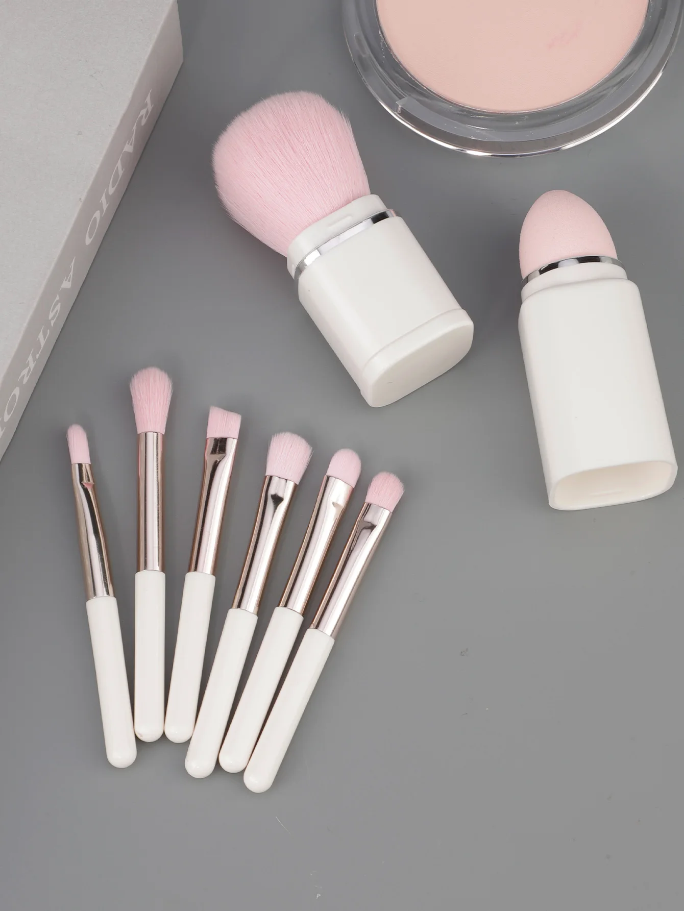 مجموعة فرش مكياج مكونة من 8 قطع مربعة قابلة للسحب 8 في 1، حافظة شفافة محمولة متعددة الوظائف، أساسيات السفر، مجموعة كاملة من الجمال