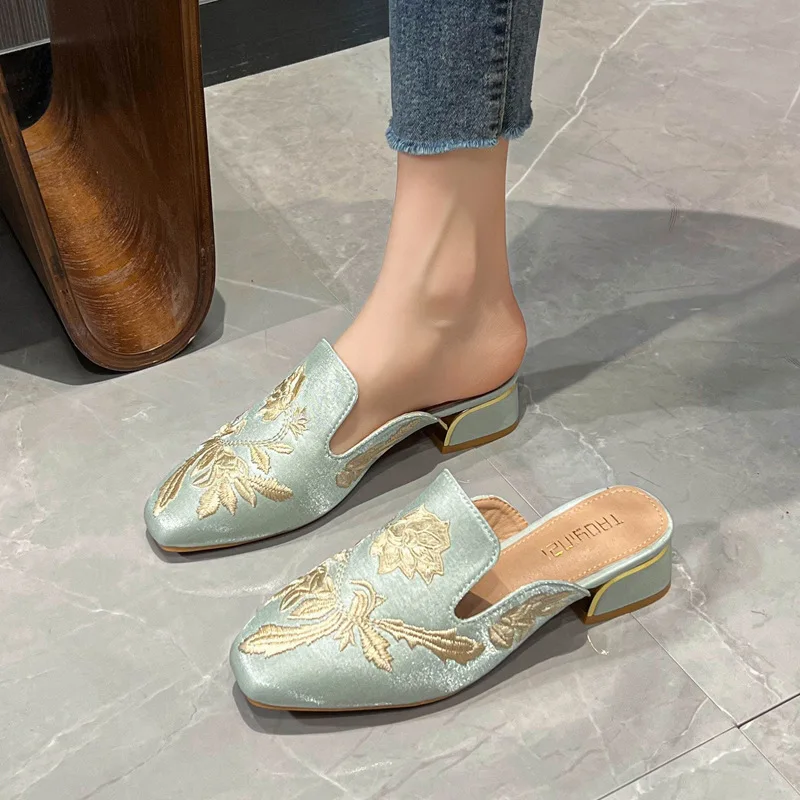 

Женские туфли-мюли на блочном каблуке светло-голубого и золотого цвета с цветочной вышивкой 2026, элегантная повседневная повседневная обувь Q-439