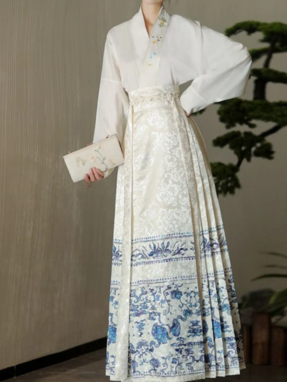 

Blue And White Porcelain Ming Dynasty Style Women's Spring Autumn Embroidered National Fashion Tailed Skirt Set with Ai...