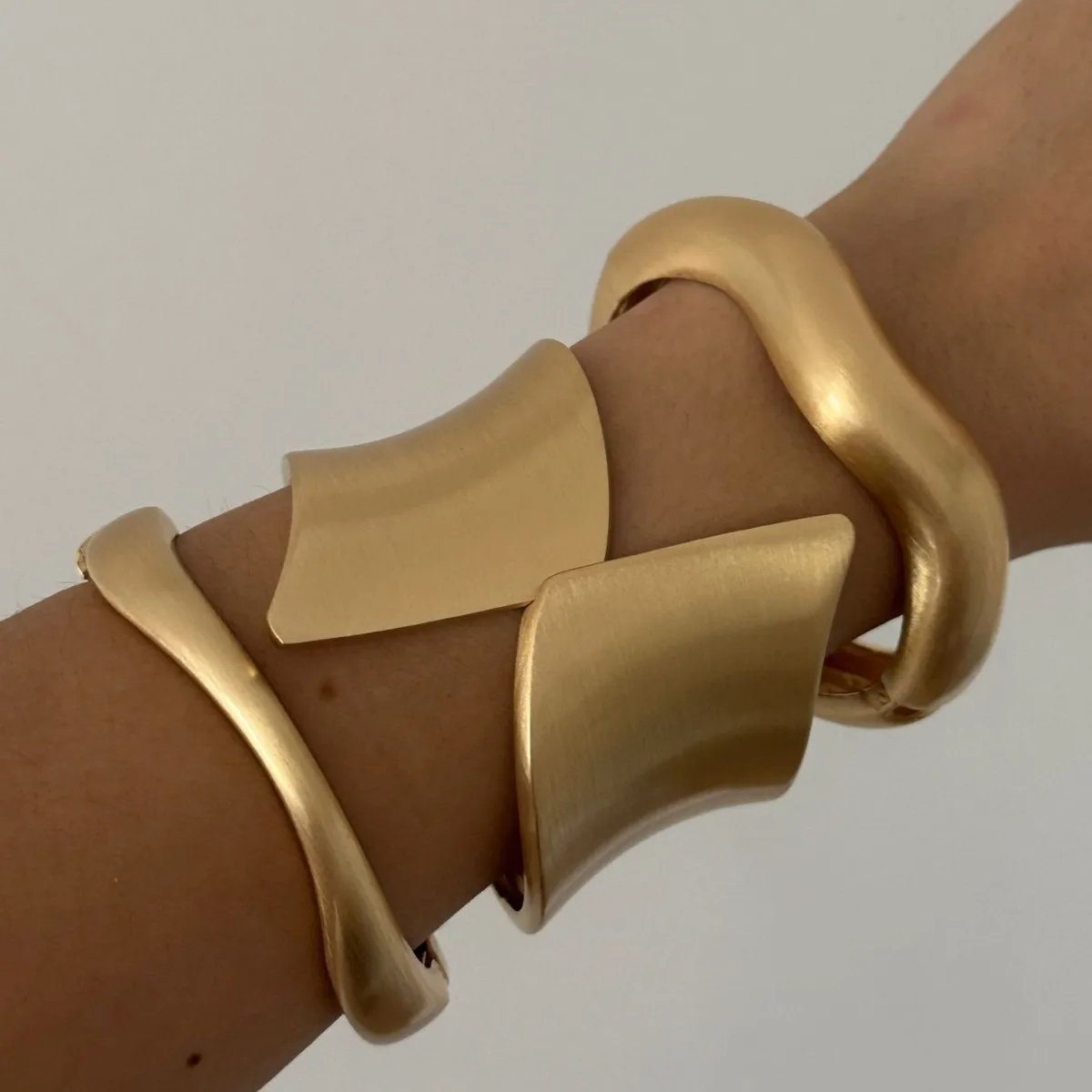 الذهب اللون ماتي المعادن قطرة الماء أساور واسعة للنساء المفتوحة الكفة سميكة غير النظامية موجة الإسورة أساور الأساور Mujer مجوهرات