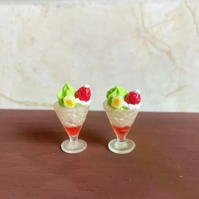 Acessórios de brinquedo infantil: 1/5 peças mini bolo de creme para casa de bonecas e copo congelado de morango, conjunto de cozinha para brincar de natal