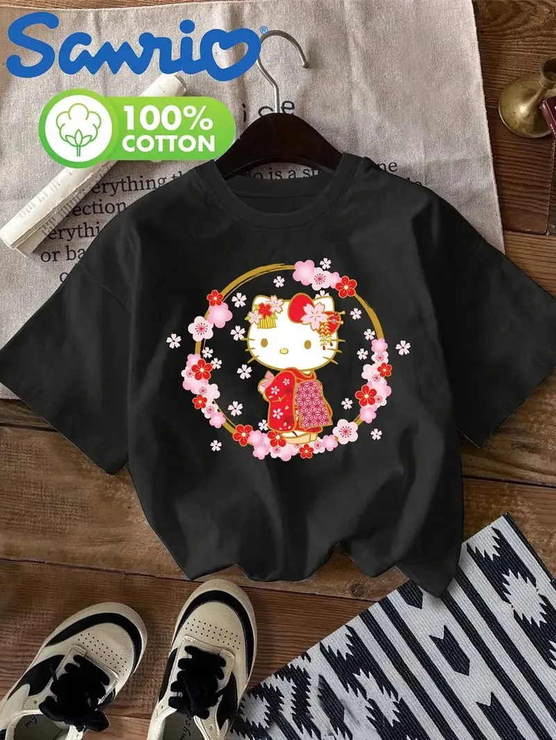 

Хлопковое кимоно Sanrio Hello Kitty с цветочным принтом и кимоно Hello Kitty в окружении розовых цветов и красных цветов