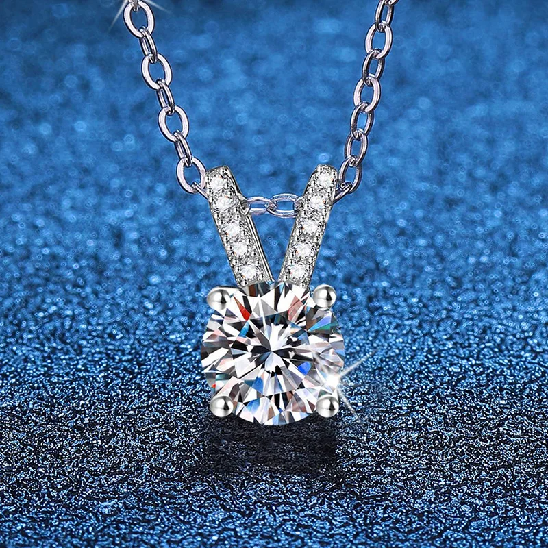 Platinum PT95018k Gold Necklace Moissanite Pendant Four Claw Simple Rabbit Ear Pendant 1 Carat Moissanite Light Luxury Necklace