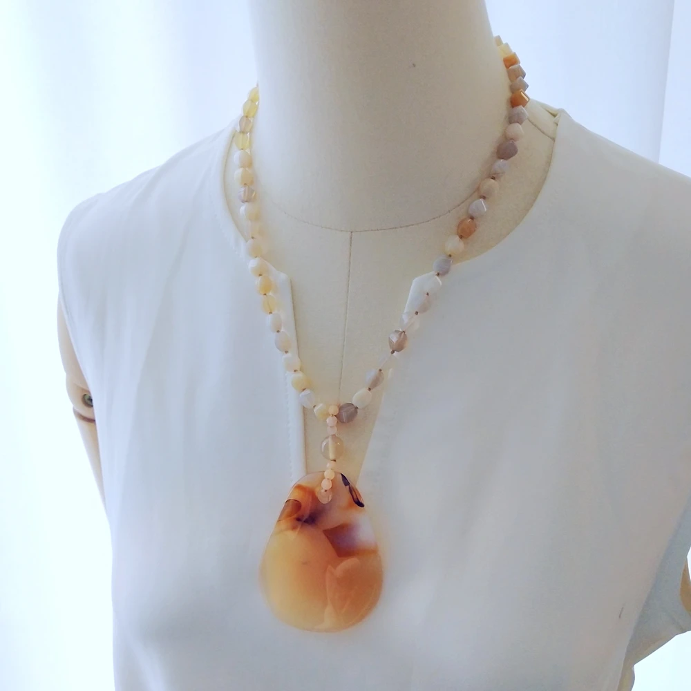 Lii Ji Natural Stone Necklace 52cm Agate Pendant White Agate Beads Necklace Stock Sale Jewelry Gift