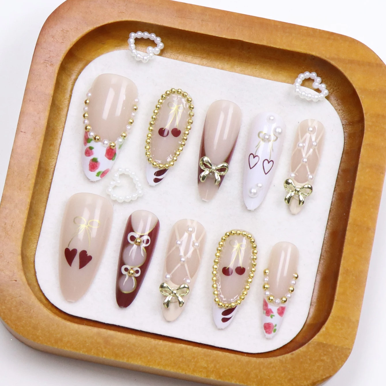 เล็บปลอมแบบกดติด 10 ชิ้น ทรงอัลมอนด์สั้น ลายโบว์ประดับลูกปัดกลมสีทอง 3 มิติ เล็บปลอมสีชมพูแบบกดติด ปลายเล็บปลอมอะคริลิค