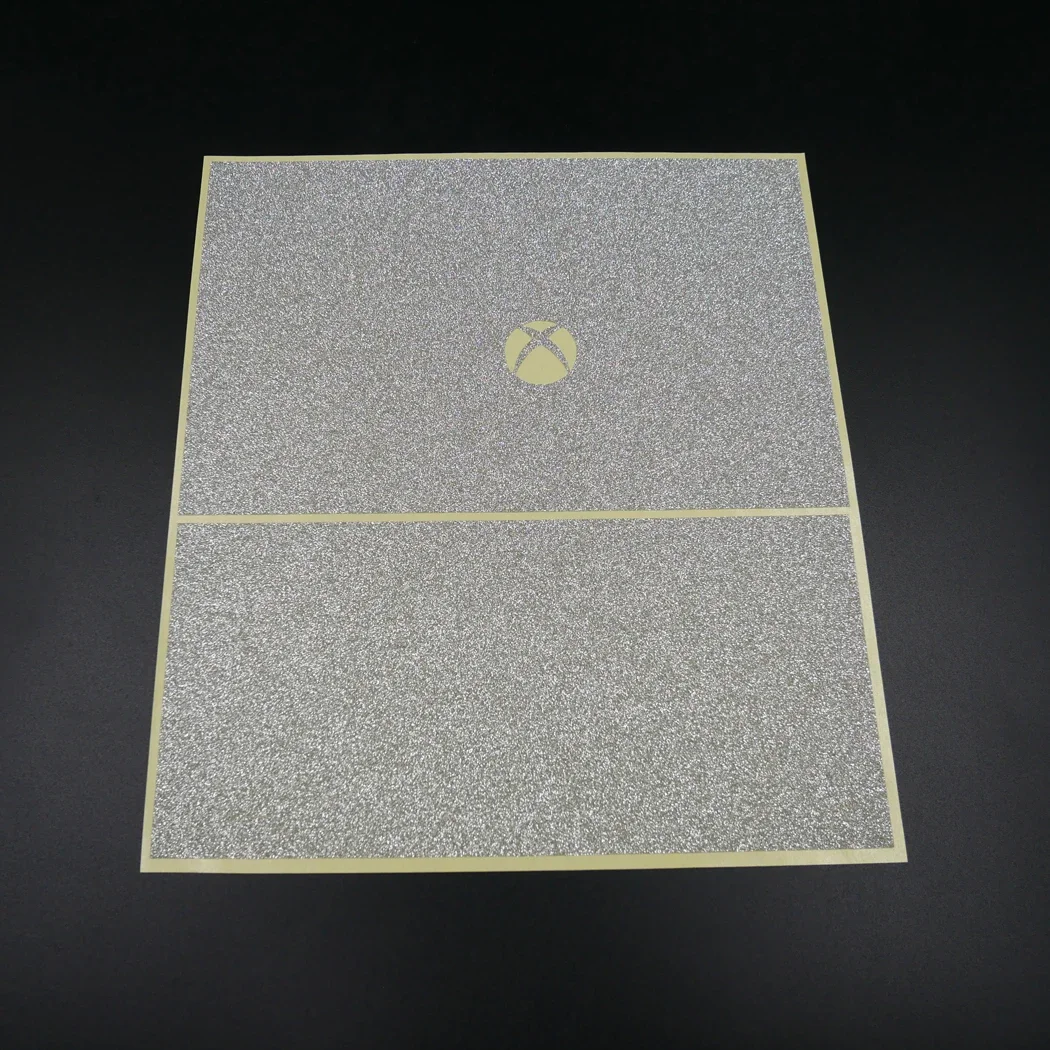 واقي ملصق من الفينيل اللامع باللون الفضي اللامع لجهاز Microsoft Xbox 360 E و2 ملصقات جلود وحدة التحكم