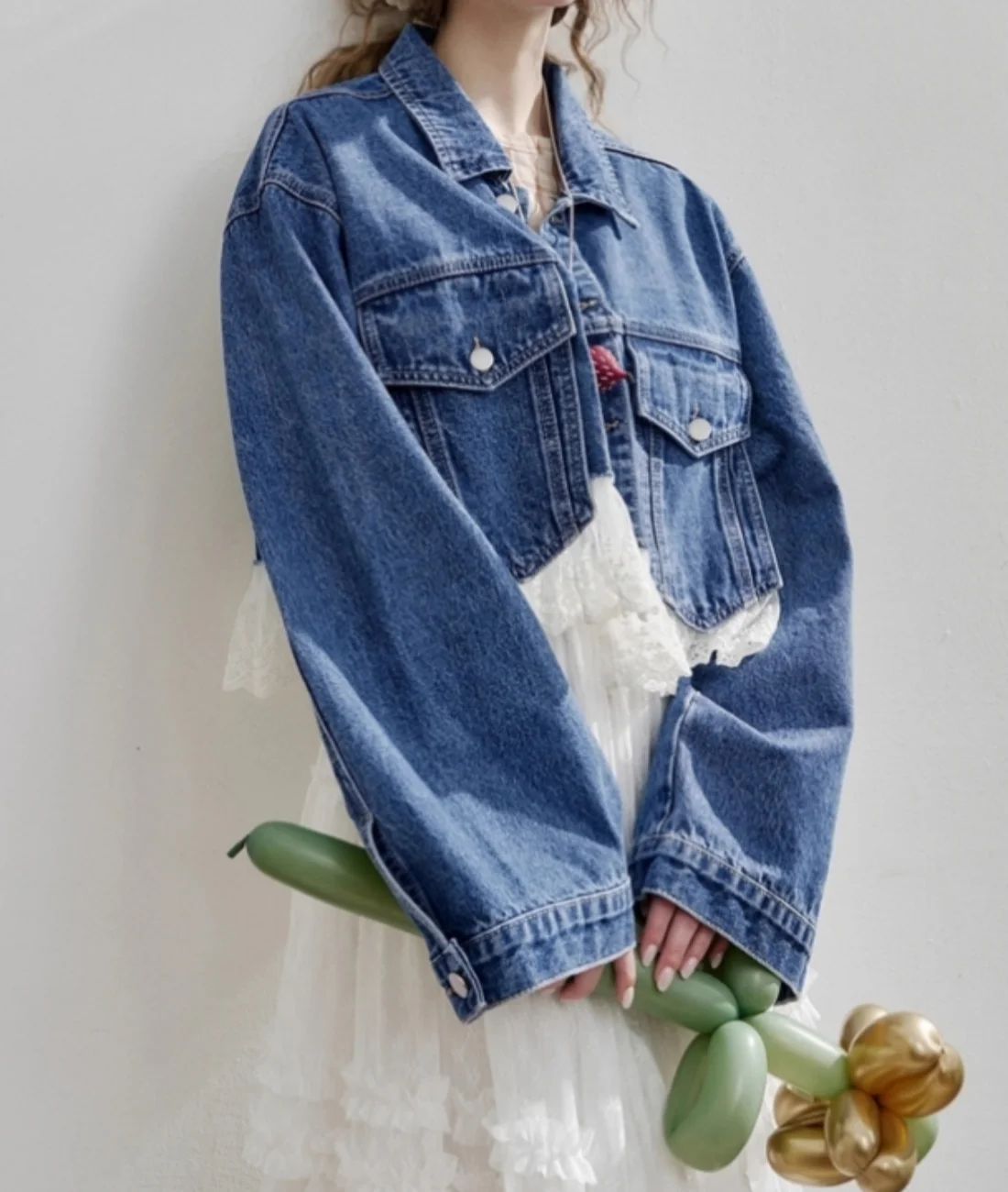 

Джинсовая куртка в корейском стиле с кружевной отделкой для женщин, новый осенний стиль 2025 года, повседневный и утягивающий внешний вид