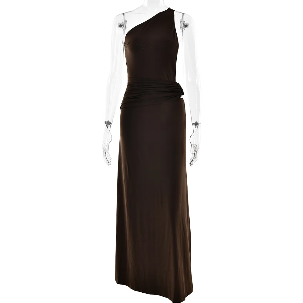 Robe longue marron asymétrique à épaule dénudée pour femme, sexy, sans manches, avec boucle métallique, froncée, ajustée, élégante, pour soirée et club