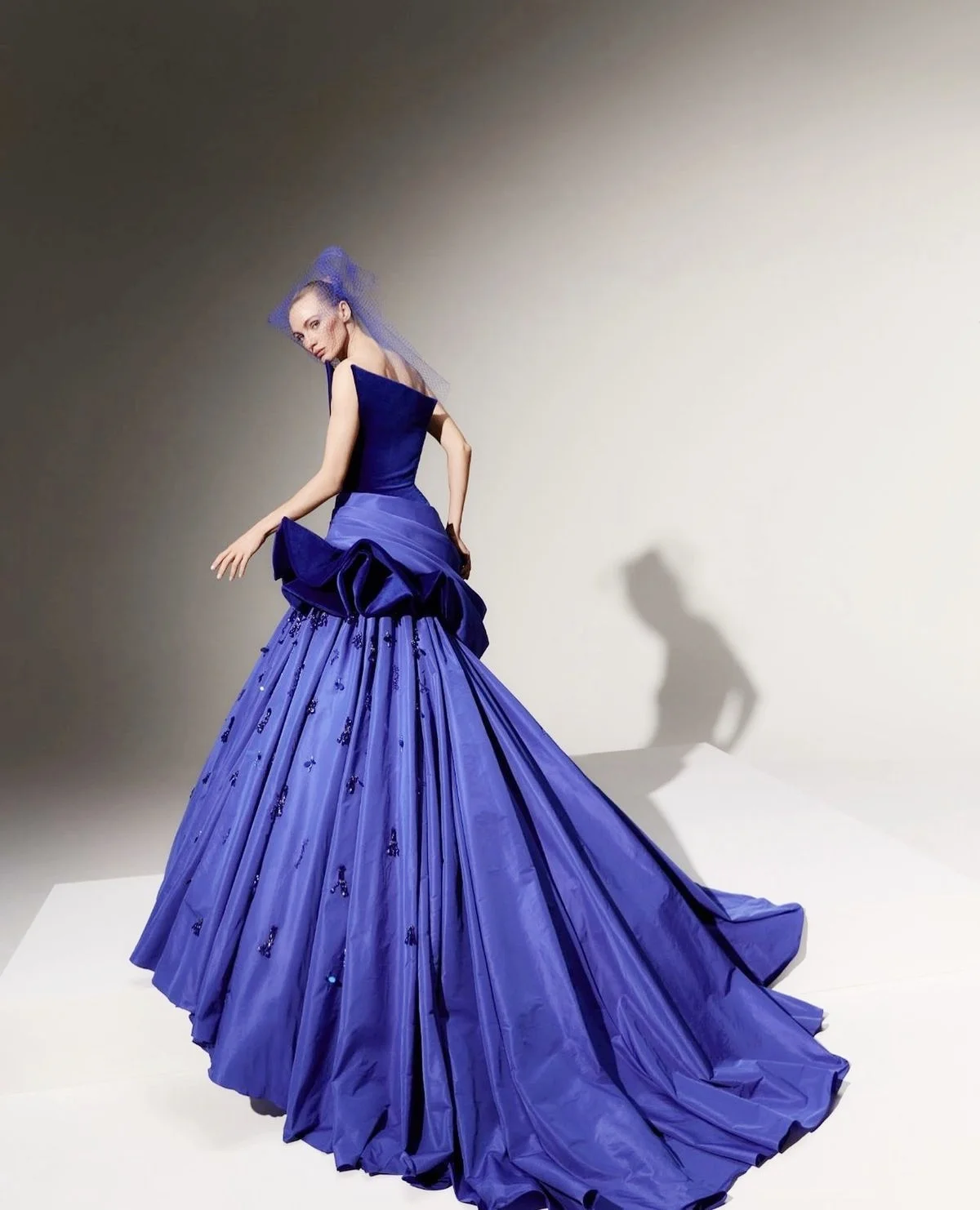 Vestidos de Noche elegantes de sirena de satén azul, vestido de fiesta de cola de barrido fruncido sin tirantes, vestidos de fiesta para ocasiones formales para mujer