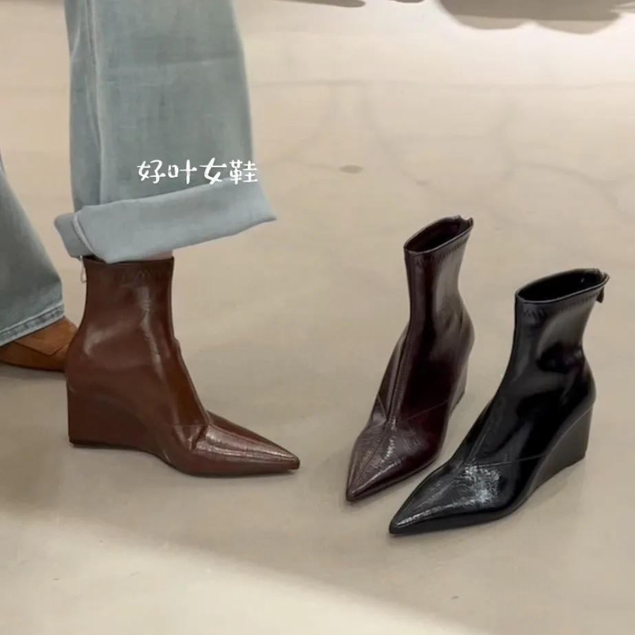 

Новинка 2023 года, осенние женские ботинки, современные ботинки на танкетке с острым носком, женская обувь из микрофибры, короткие сапоги, эластичная обувь на высоком каблуке