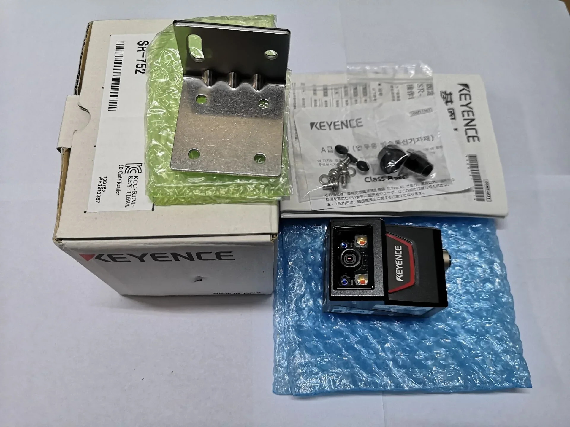 KEYENCE  High Performance Compact 1D and 2D CodeReader  SR-752     Long-distance Type     New original