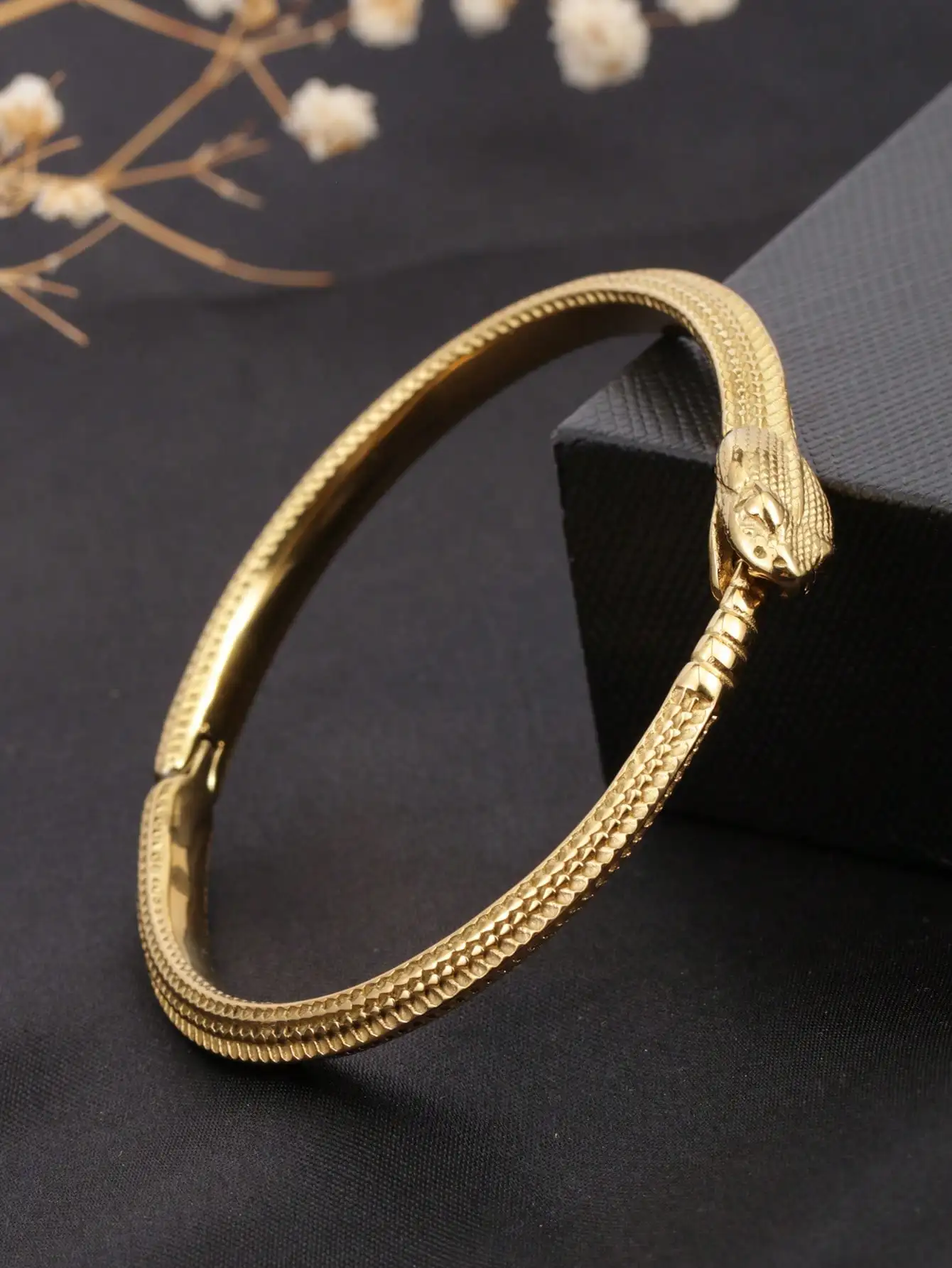A Snake-Shaped Vintage Niche Mysterious High-End Stainless Steel 18K Gold Bracelet with an Open Design, Bold and Fashionable, Versatile and Trendy, Suitable for Men's Daily Wear, as a Gift for Boyfriend, as a Gift for Friends, or for Social Occasions