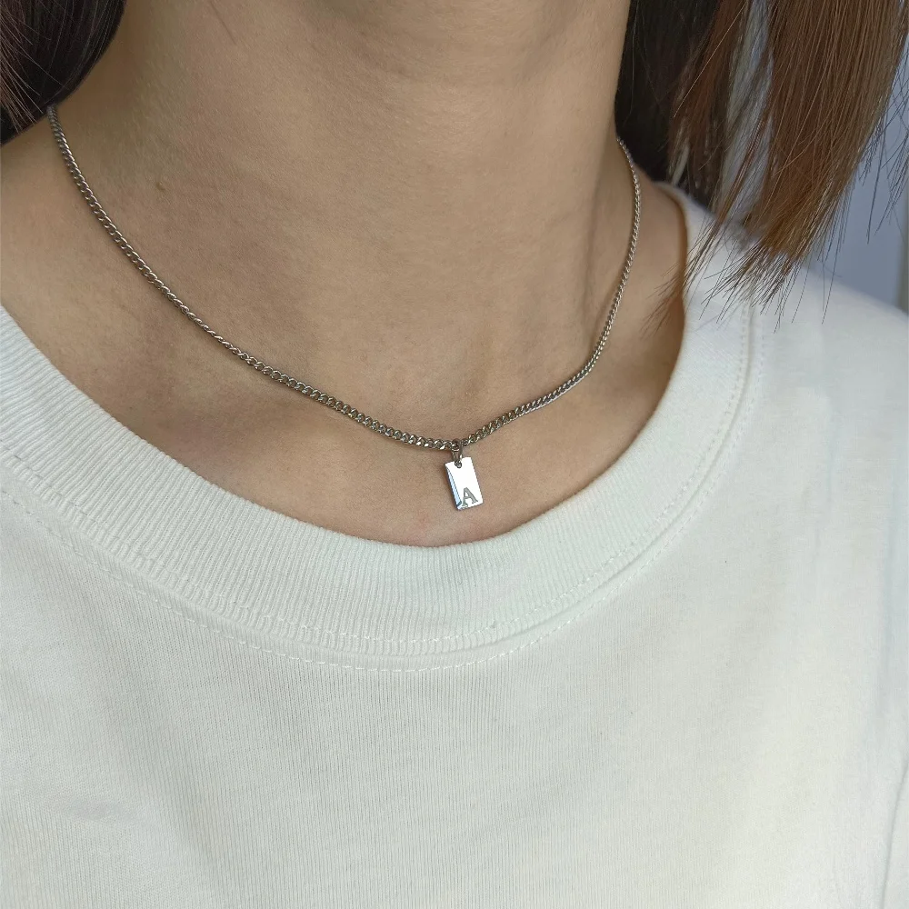 قلادة من الفولاذ المقاوم للصدأ بتصميم بسيط للنساء ، لون فضي ، قلادة 26 حرف الأول ، سلسلة كوبية ، متعددة الاستخدامات ، هدية مجوهرات