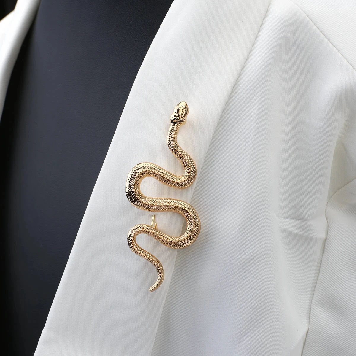Snake Brooch 2024 New Women\'s Luxury Lapel Pin Gold Color Badge Wedding Dress Ornament