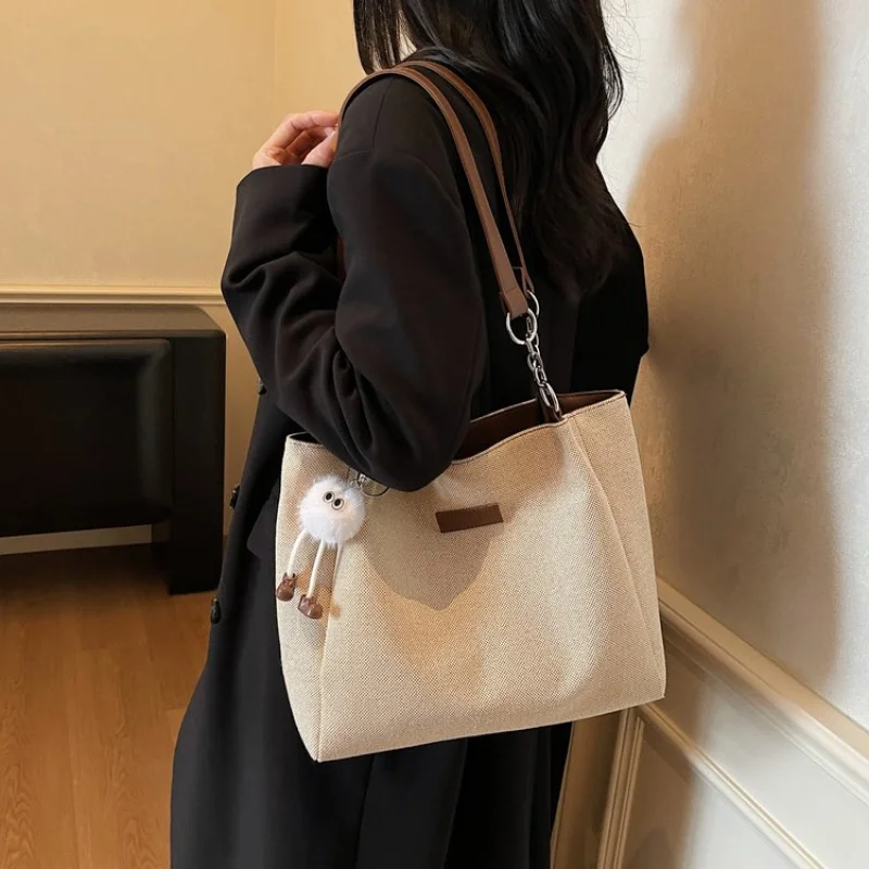 

Classic Parisian Style Leather Shoulder Bag For Women With Timeless Silhouette And Elegant Look