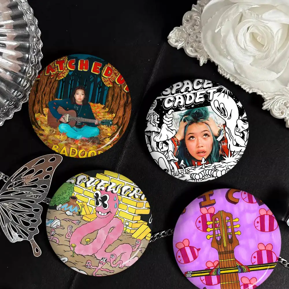 B-Beabadoobee-Indie Cartoon Brooches Anime Badge Round Handmade Brooch Lapel Pins Jewelry for Backpack Clothes Gifts