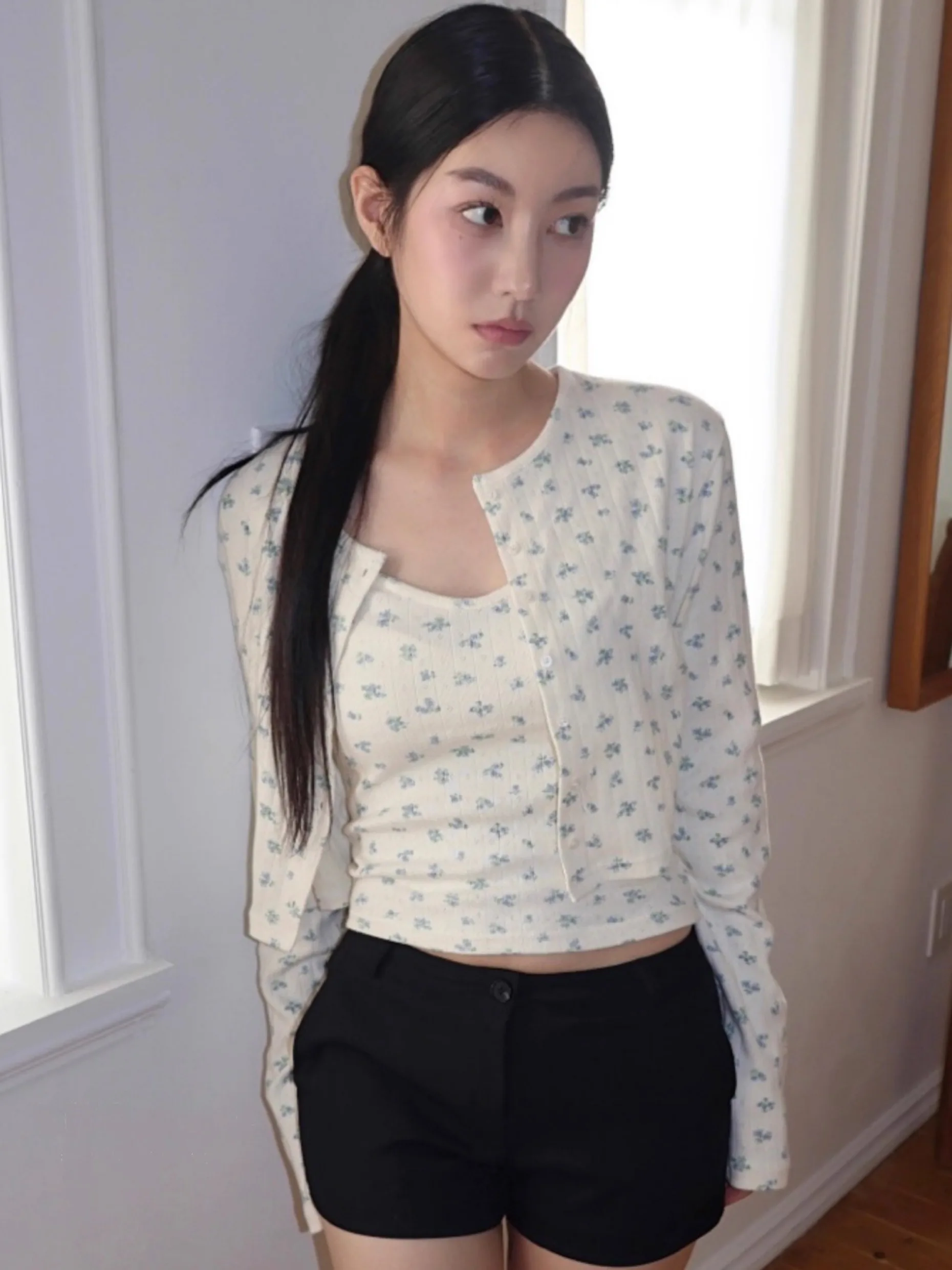 

Женский комплект из двух предметов: топ на бретелях с цветочным принтом и длинными рукавами на пуговицах, а также корейский топ с завышенной талией.