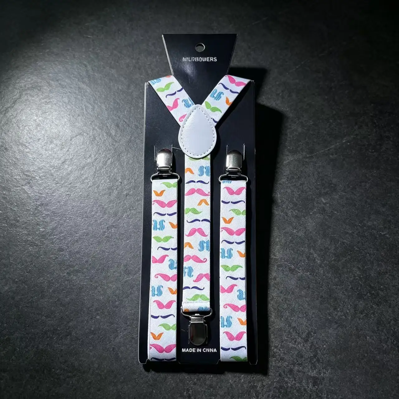 suspensorios-elasticos-em-forma-de-y-com-um-padrao-divertido-e-colorido-de-barba-sobre-fundo-branco-ajustaveis-ideais-para-adultos-e-perfeitos-como-acessorio-para-festas-e-looks-festivos