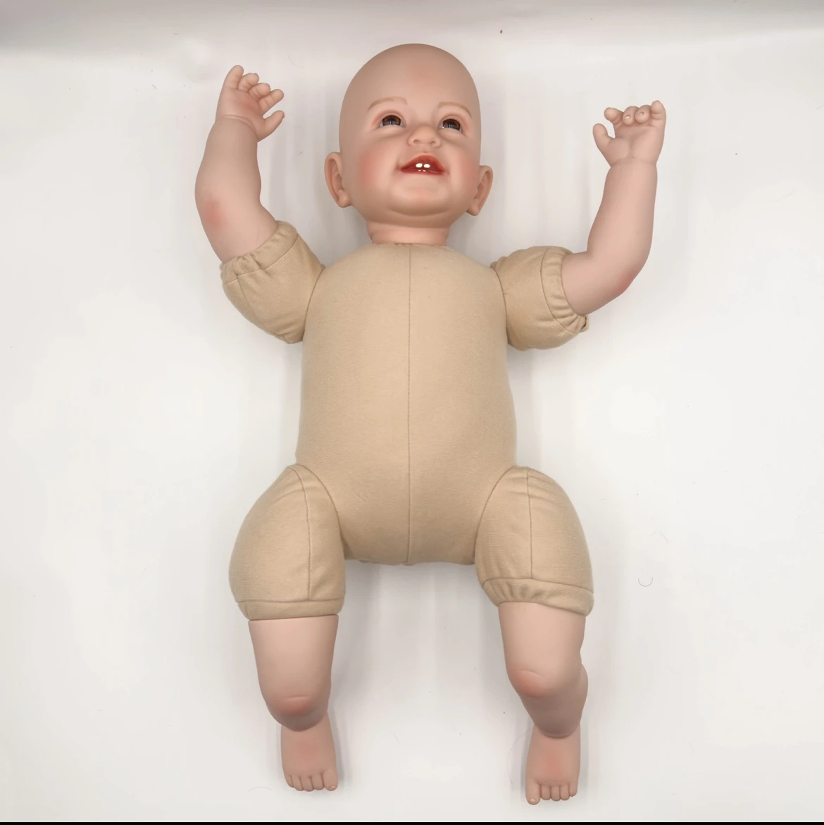 Kit de poupée Reborn vierge de 22 pouces avec 4 dents, visage souriant, vinyle simplement peint, yeux noirs brillants et corps en tissu, bricolage