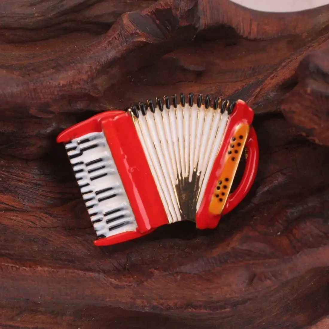 Broche de Acordeón con Esmalte Rojo en Tono Dorado - Diseño Musical Vintage, Teclas y Fuelle Detallados, para Atuendos Diarios, Regalo Ideal
