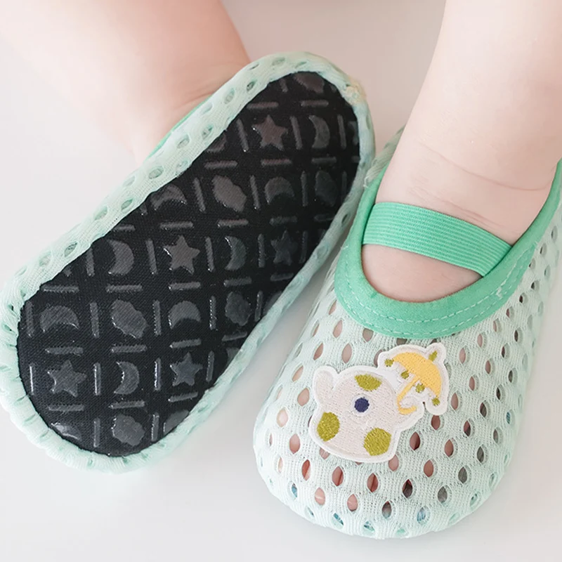 Calzini per bambini traspiranti in cartone animato Scarpe Primavera Estate Sottile Ragazzo Ragazza Antiscivolo Primi camminatori Calzini da pavimento per bambini elastici Scarpe